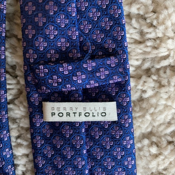 Perry Ellis Necktie - Picture 2 of 3